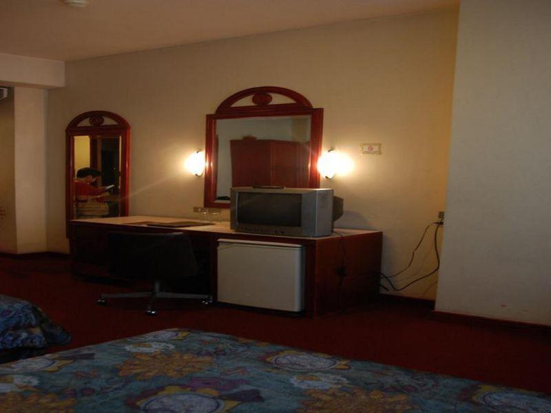Great Eastern Hotel Makati Makati City Dış mekan fotoğraf